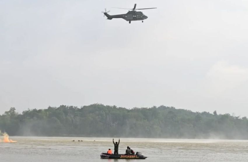 Tim SAR Lanud Rsn Evakuasi Pilot Pesawat Tempur di Danau Bandar Kayangan