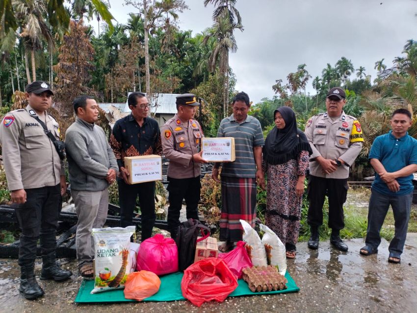 Kapolsek Gaung Serahkan Bantuan untuk Korban Kebakaran di Desa Semambu Kuning