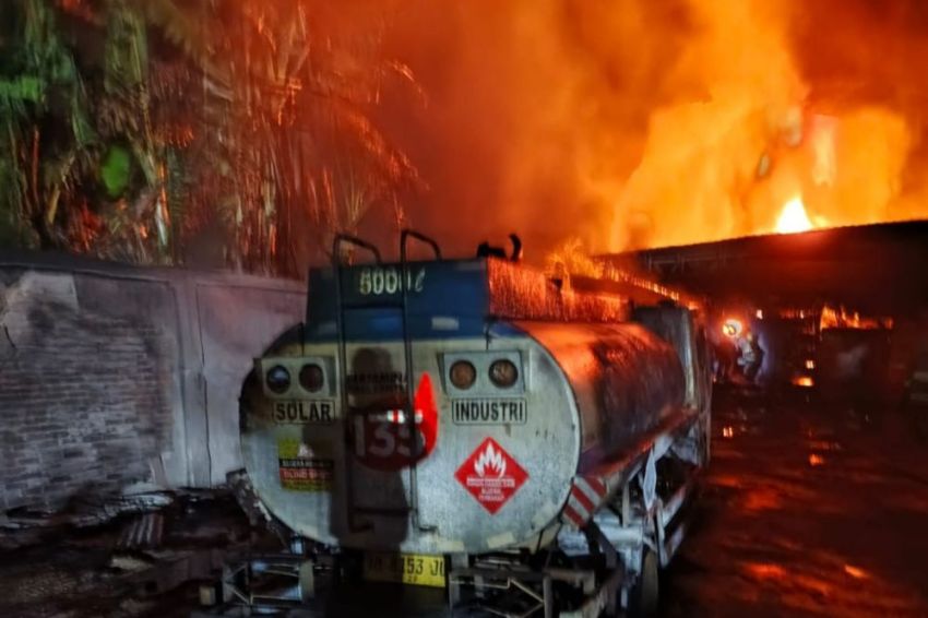 Gudang Penampungan Solar di Pekanbaru Meledak
