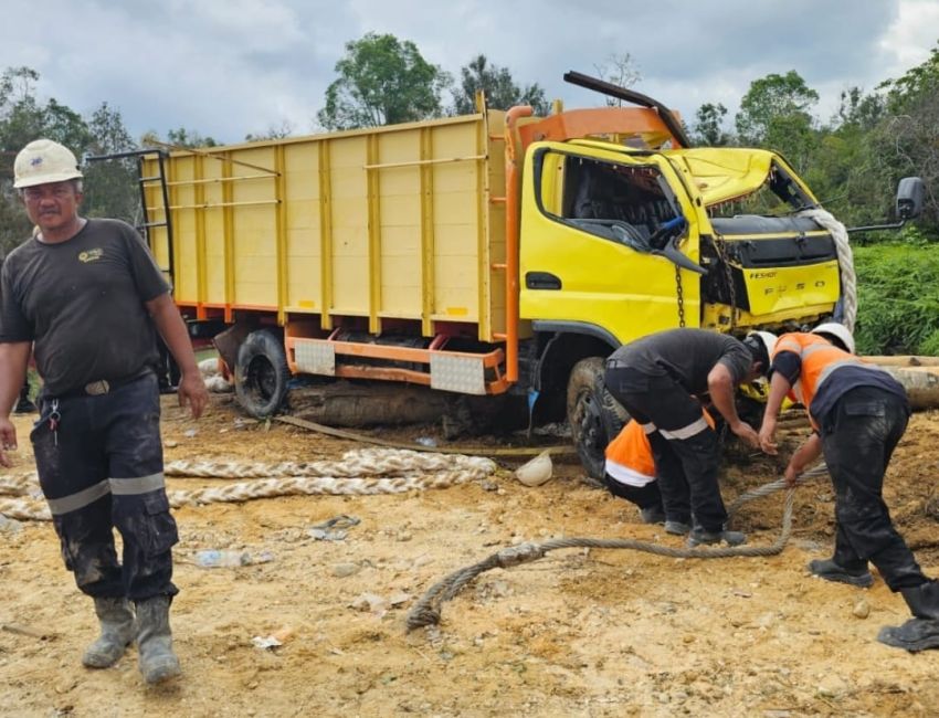 Truk Angkutan 32 Pekerja PT. NWR yang Terjun ke Sungai di Segati Pelalawan Berhasil Dievakuasi, 9 Korban Masih Dalam Pencarian