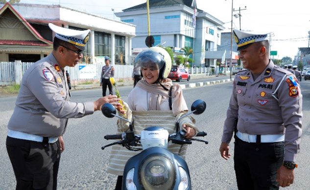 Satlantas Polres Inhil Bagi-bagi Helm Gratis kepada Pengendara