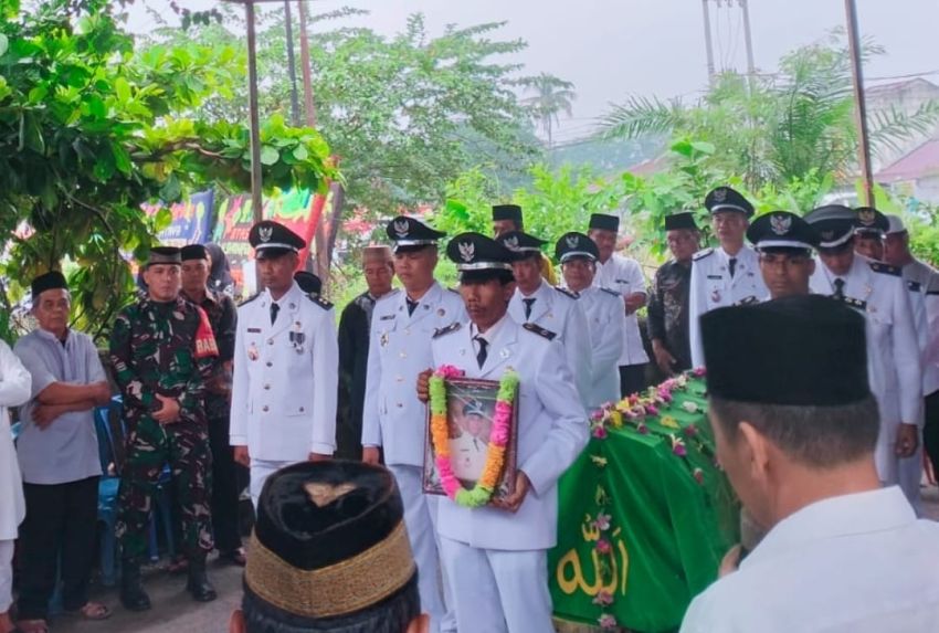 Turut Berbela Sungkawa, Babinsa Koramil 06 Siak Hulu Melayat atas Meninggalnya Kades Tanah Merah Desa Binaan