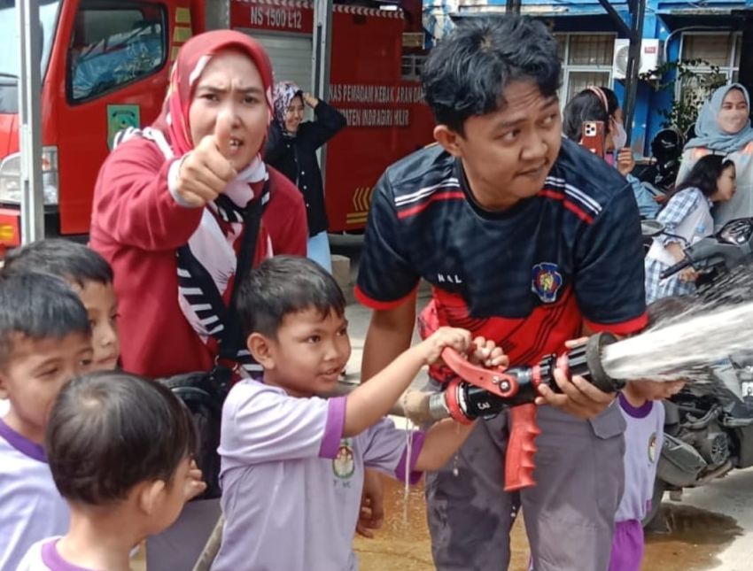 Penanggulangan Kebakaran Usia Dini, Murid TK Pertiwi 1 Kunjungi Kantor Damkar Tembilahan