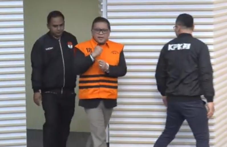 Hasto Kenakan Rompi Kuning, Resmi Ditahan KPK