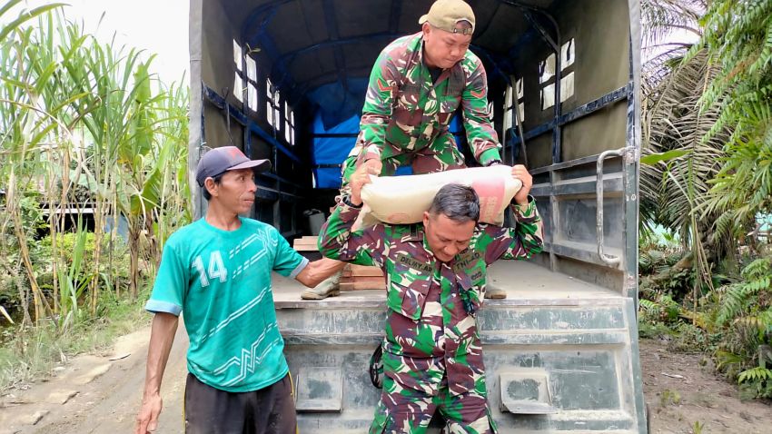 Semangat Pengabdian: Personel TMMD ke-123 Gotong Royong Bangun Sumur Bor di Inhil