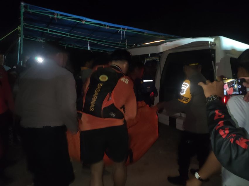 Supir Angkutan Pekerja PT. NWR yang Terjun ke Sungai di Desa Segati Pelalawan Ditemukan Meninggal Dunia