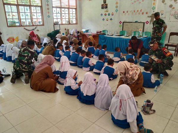 Bersama Perusahaan, Danramil 0321-05/RM Bagikan Makan Siang Gratis ke Pelajar TK Negeri 1 Bangko Mukti
