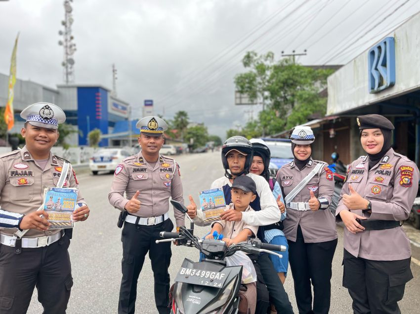 Hari Ketujuh Operasi Keselamatan LK 2025, Satlantas Polres Inhil Bagikan Ratusan Helm SNI kepada Masyarakat