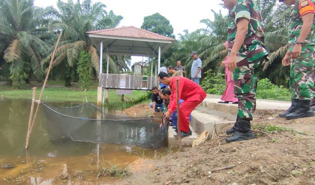 Dukung Program Ketahanan Pangan, TNI AD Tebar 5000 Ribu Benih Ikan di Rohul, Riau