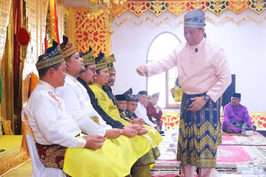 Wawako Hadiri Tepuk Tepung Tawar untuk DPRD Pekanbaru 2024-2029