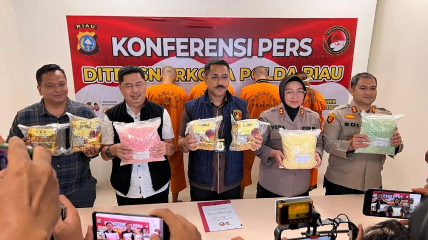 Pengiriman 9 kilogram Sabu dan 30.000 Ekstasi ke Palembang Digagalkan Polda Riau