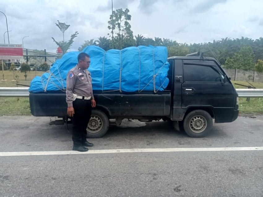 Nekat Melaju Lawan Arus di Tol Permai, Pengendara Pikap Bermuatan Durian Dihentikan Polisi