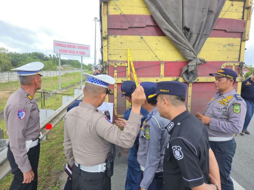 Ratusan Truk ODOL Terjaring Razia di Tol Permai