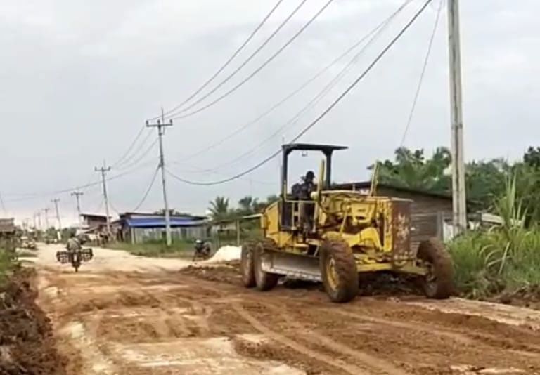 Bupati Bistamam Gerak Cepat Perbaiki Jalan Lintas Pedamaran-Kubu