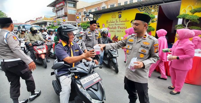 Spesial Ramadan, Polsek Pekanbaru Kota Berbagai Takjil Gratis kepada Masyarakat