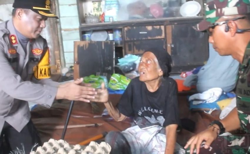 Jelang Idul Fitri 1446 H, Dandim dan Kapolres Rohil Bantu Janda Veteran Kurang Mampu