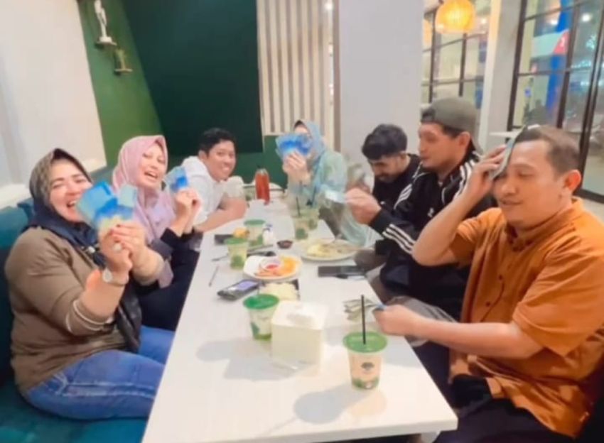 Beredar Foto Oknum Pejabat BKAD,  Bendahara Disperindag dan Disnaker Inhil Pamer Uang di Tengah Kesulitan Rakyat