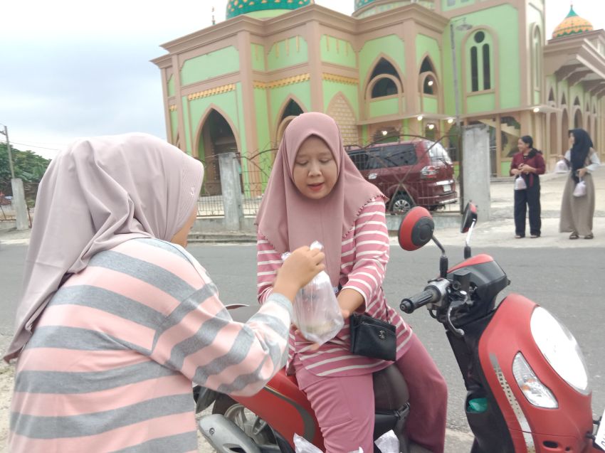 Ramadhan Berkah, OSIS SMP Negeri 3 Rumbio Jaya Berbagi Takjil
