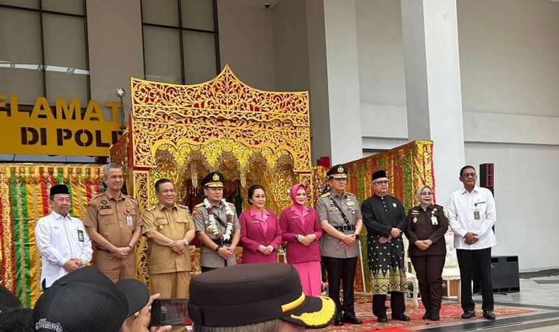 Kapolda Riau Baru Irjen Pol Herry Heryawan Disambut Tepuk Tepung Tawar