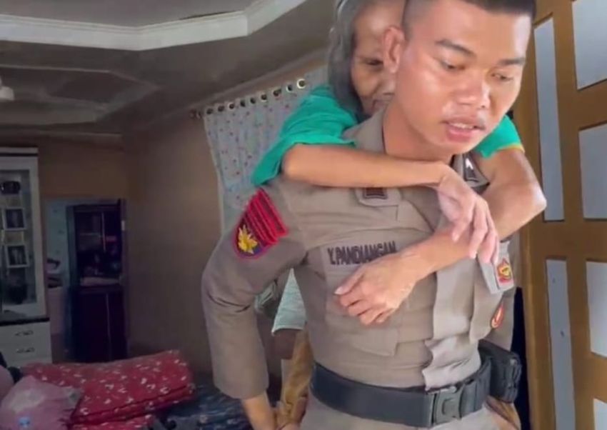 Polair Polda Riau Evakuasi Nenek Tunanetra dan Ibu Pendarahan Saat Banjir Rumbai
