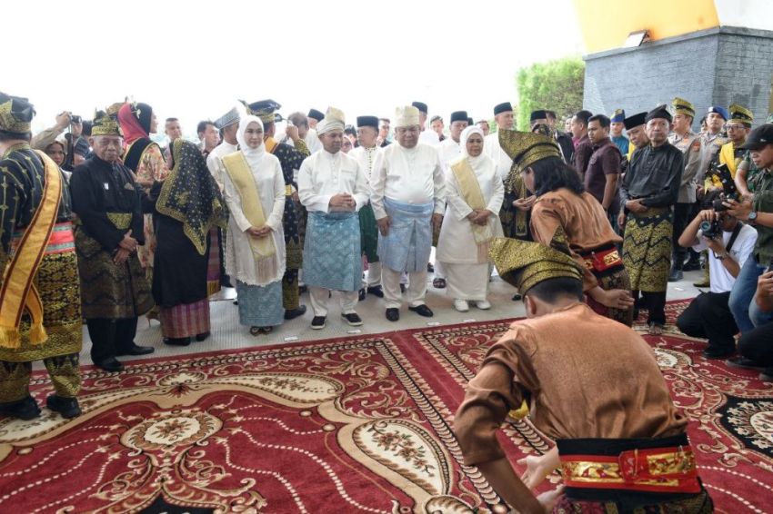 Tiba di Pekanbaru, Gubernur Riau Ikuti Prosesi Adat Melayu Tepuk Tepung Tawar