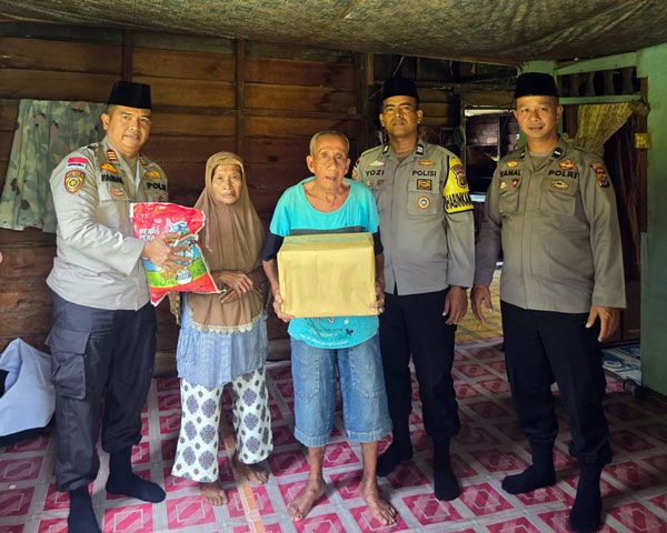 Polsek Bengkalis Bagikan "Serabi", Bantu Warga Kurang Mampu