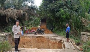 Pangkal Jembatan Sungai Bawang Amblas, Warga Singingi Hilir Gunakan Papan