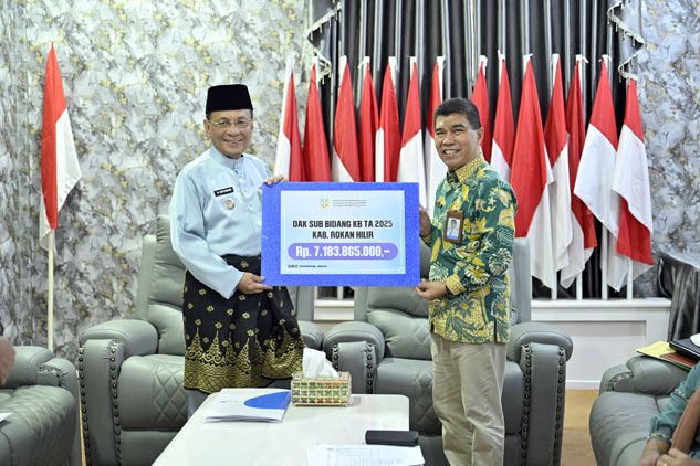 Bupati Rohil Terima Pagu DAK Sub Bidang KB Secara Simbolis Rp.7,18 Milyar Dari BKKBN Riau