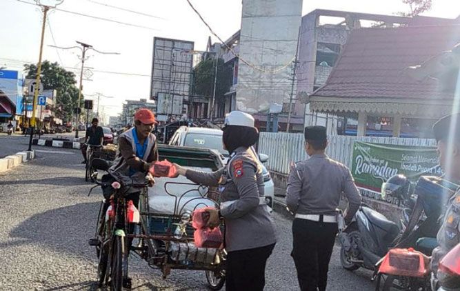 Pengaturan Lalu Lintas Ditengah Suasana Ramadan, Satlantas Polres Inhil Berbagi Takjil Gratis kepada Masyarakat