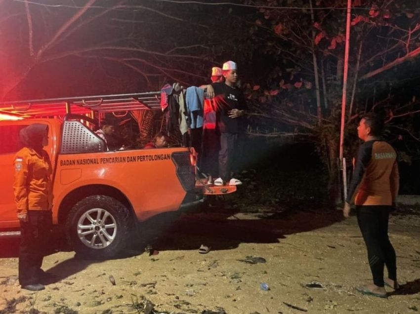Puluhan Santri Terjebak Banjir di Kampar, Tim SAR Lakukan Evakuasi