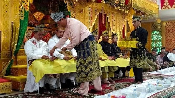 Pimpinan DPRD Pekanbaru dan Anggota Ikuti Tepuk Tepung Tawar di Balai Adat LAMR Pekanbaru