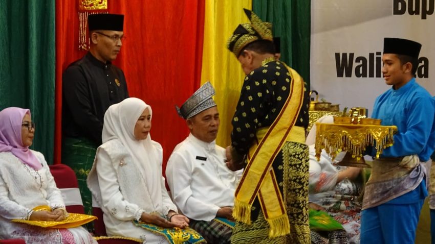 Bupati dan Wakil Bupati Inhil, H. Herman-Yuliantini Ikuti Prosesi Tepuk Tepung Tawar LAM Riau