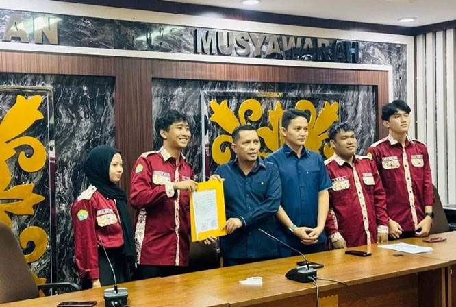 Wakil Ketua DPRD Pekanbaru Diskusi dengan Mahasiswa Fakultas Hukum
