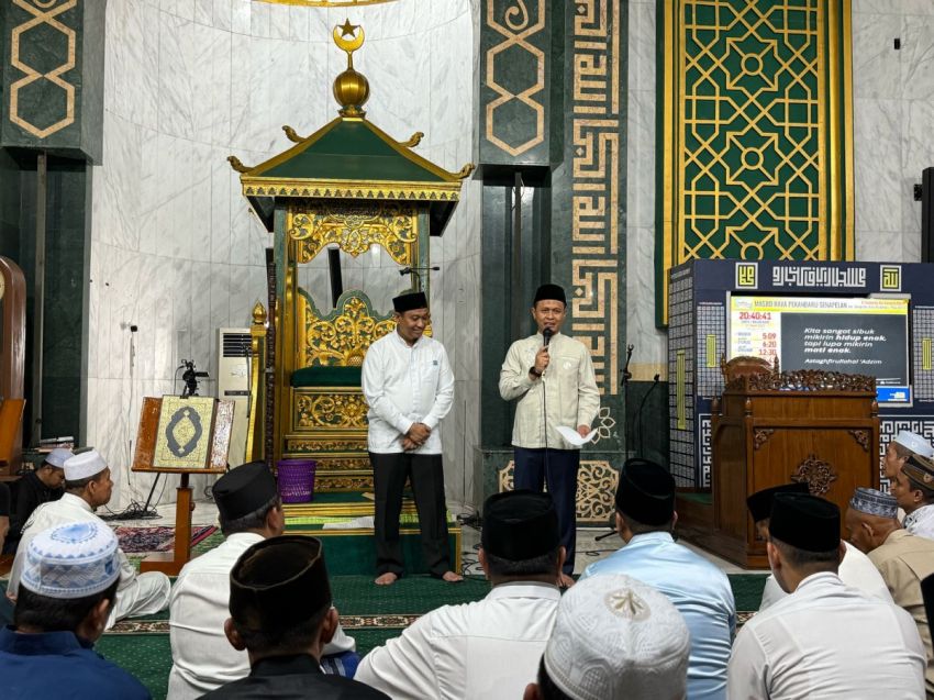 Wako dan Wawako Tarawih di Masjid Raya Senapelan