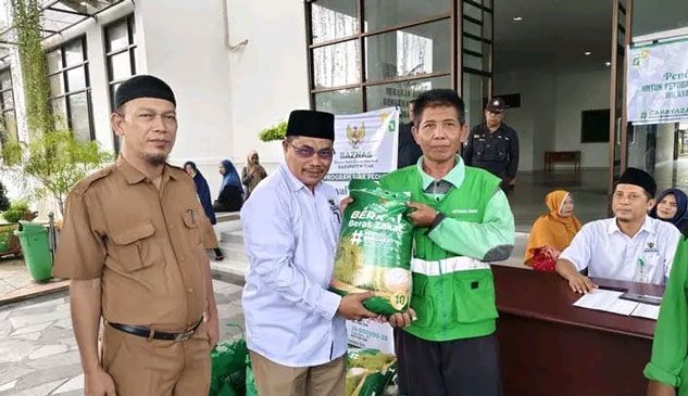 Baznas Siak Salurkan 201 Paket Ramadhan Bahagia kepada Petugas Jaga Malam dan Kebersihan Jalan