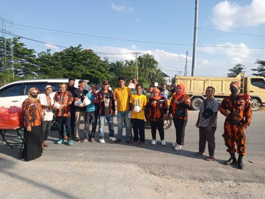 PAC Pemuda Pancasila Tenayan Raya Berbagi Takjil untuk Masyarakat