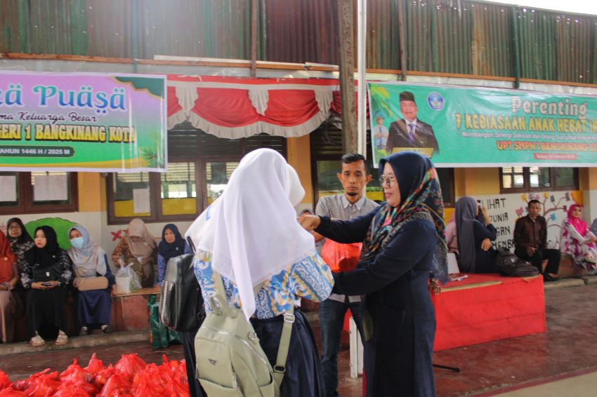 Ramadhan Berkah 1446 H, SMP Negeri 1 Bangkinang Kota Santuni anak Yatim Piatu dan Fakir Miskin