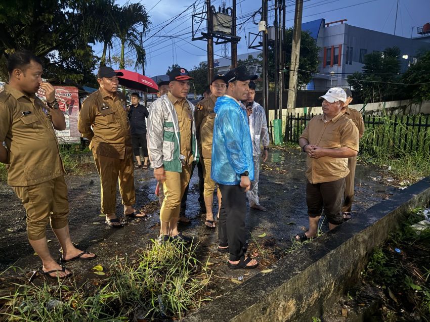 Wali Kota Agung Nugroho Turun Langsung Tinjau Banjir di Pasar Pagi Arengka