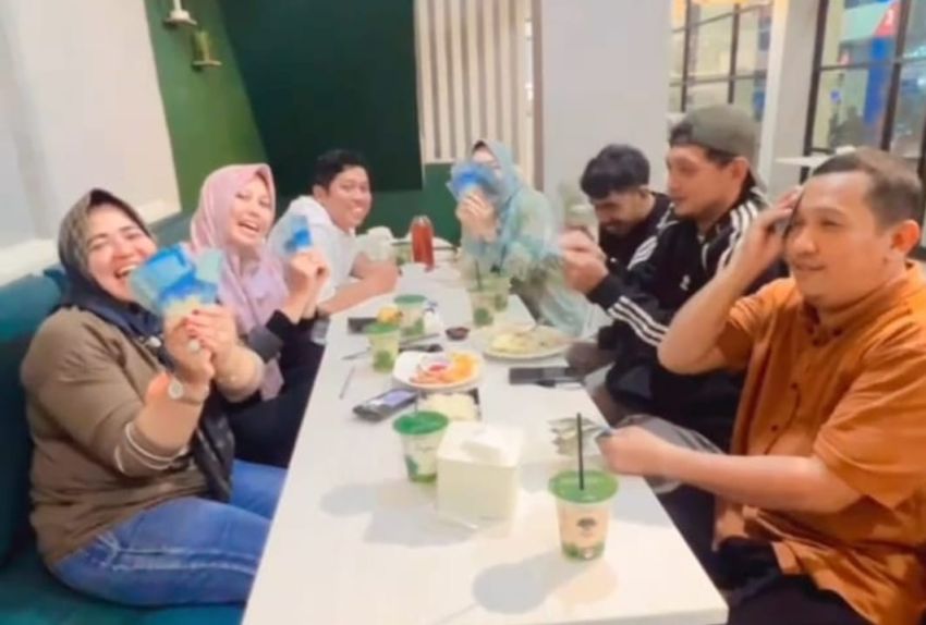 Foto Pejabat Inhil Pamer Uang Beredar di Medsos, Publik Desak Klarifikasi dan Sanksi
