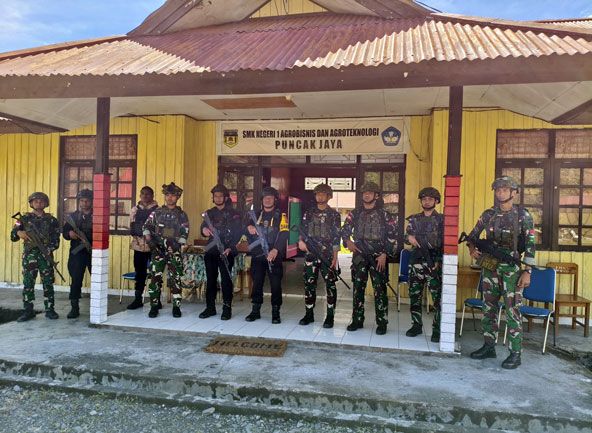 TNI-Polri Bersinergi Jamin Perlindungan Pelaksanaan Ujian Nasional di Distrik Mulia Puncak Jaya