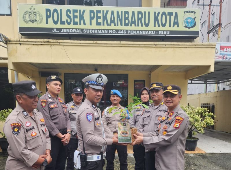 Personel Polsek Pekanbaru Kota yang Berulang Tahun Dapat Kado Bibit Mangga dan Durian