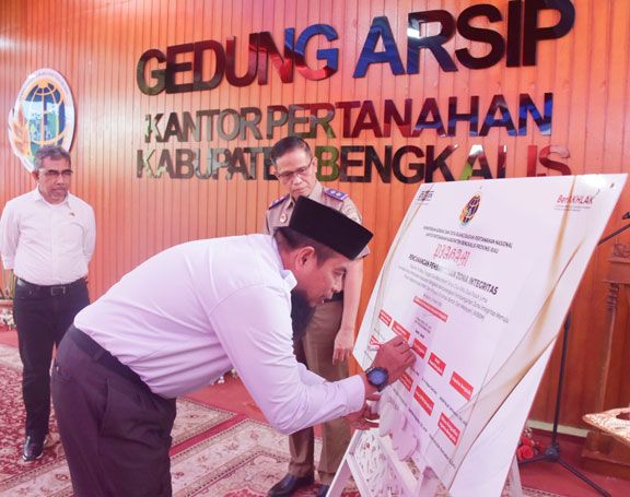Teken Pencanangan Eksternal Pembangunan Zona Integritas, Kasmarni: Terapkan Tata Kelola Pertanahan yang Bersih dan Transparan