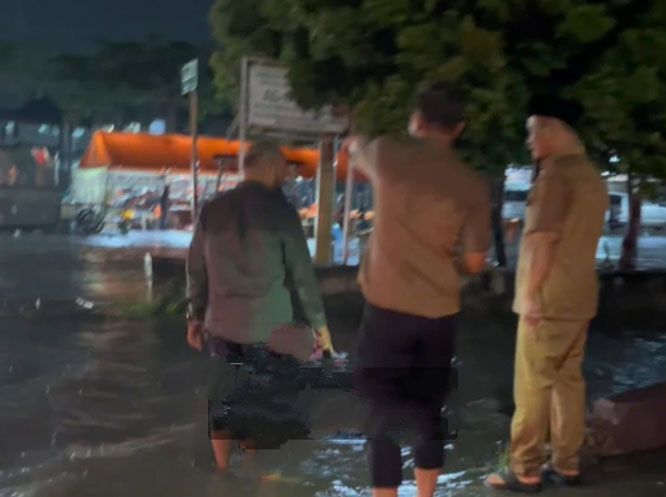Di Tengah Guyuran Hujan, Agung Nungroho Tinjau Banjir di Jalan Arifin Ahmad