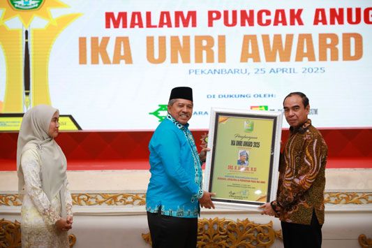 Bupati Alfedri Raih Penghargaan Khusus di Malam Puncak Anugerah IKA UNRI Award 2025