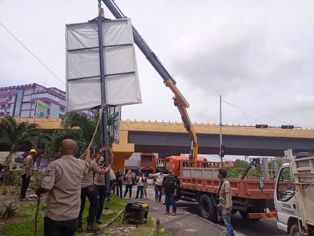 Ada 400 lebih, Penertiban Tiang Reklame di Pekanbaru Berlanjut