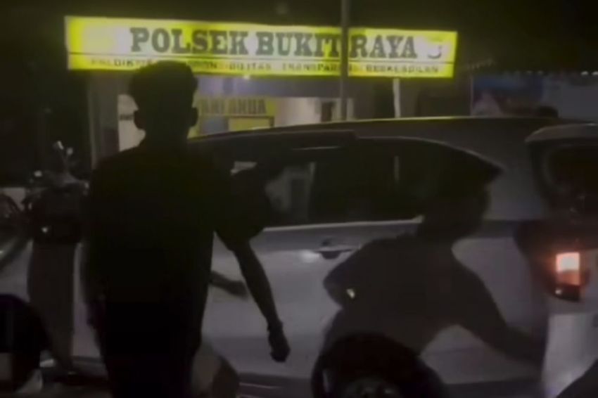 Debt Collector Keroyok dan Aniaya Wanita di Depan Mapolsek Bukitraya, Kapolsek Dicopot