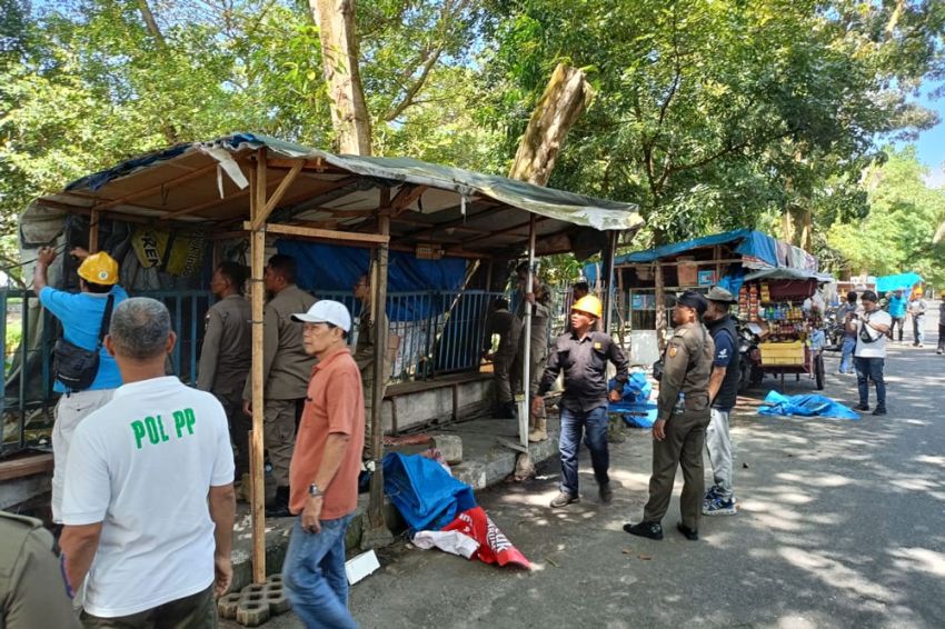 Puluhan Lapak Liar PKL di Kawasan Taman Kota Pekanbaru Dibongkar