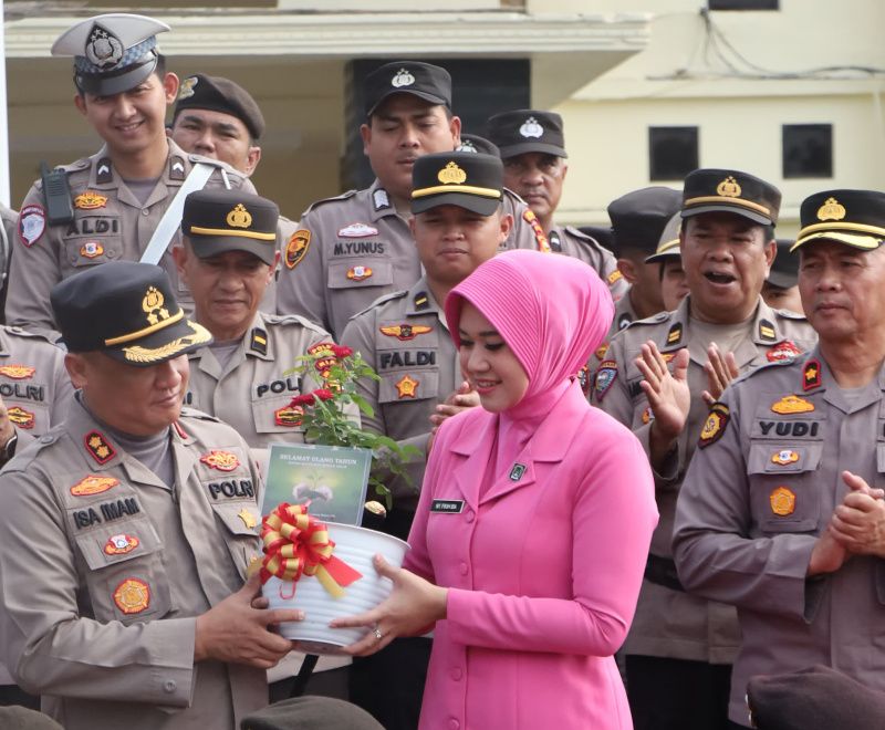 Istimewa, Kapolres Rohil AKBP Isa Iman Syahroni Dapat Kado Bibit Tanaman dari Kapolda