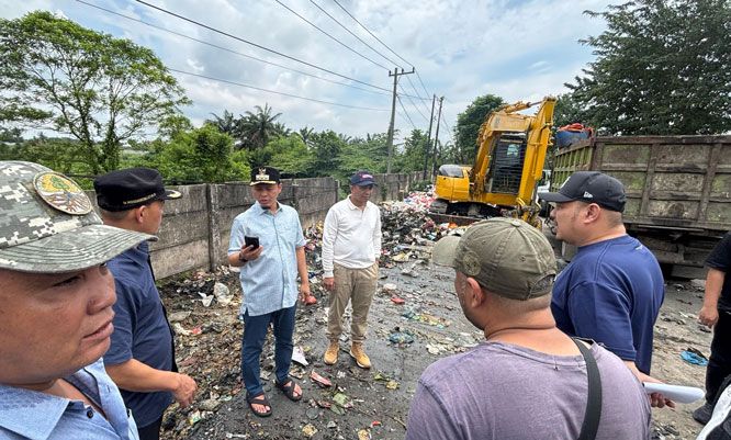 Hari Keempat Lebaran, Wali Kota Pekanbaru Pimpin Langsung Pembersihan Sampah