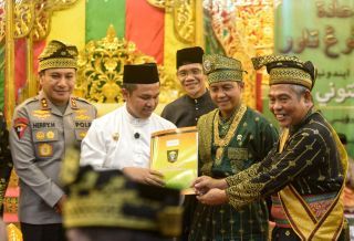 LAM Riau Serahkan Warkah Petuah Amanah Karhutla Kepada Menhut dan Gubernur